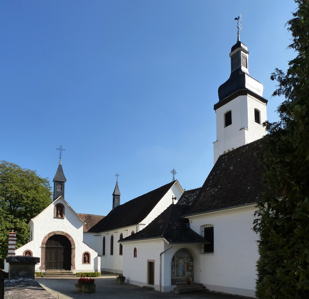Neunkirch, die drei Kirchen im elsischen Wallfahrtsort von der Westseite gesehen, rechts die Muttergottes-Kirche, dahinter die St.Anna-Kirche und links die Nothelferkapelle, Sept.2016