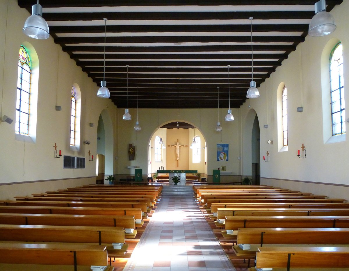 Neunkirch, St.Anna-Kirche, Blick in den Innenraum und zum Chor mit Altar, Sept.2016