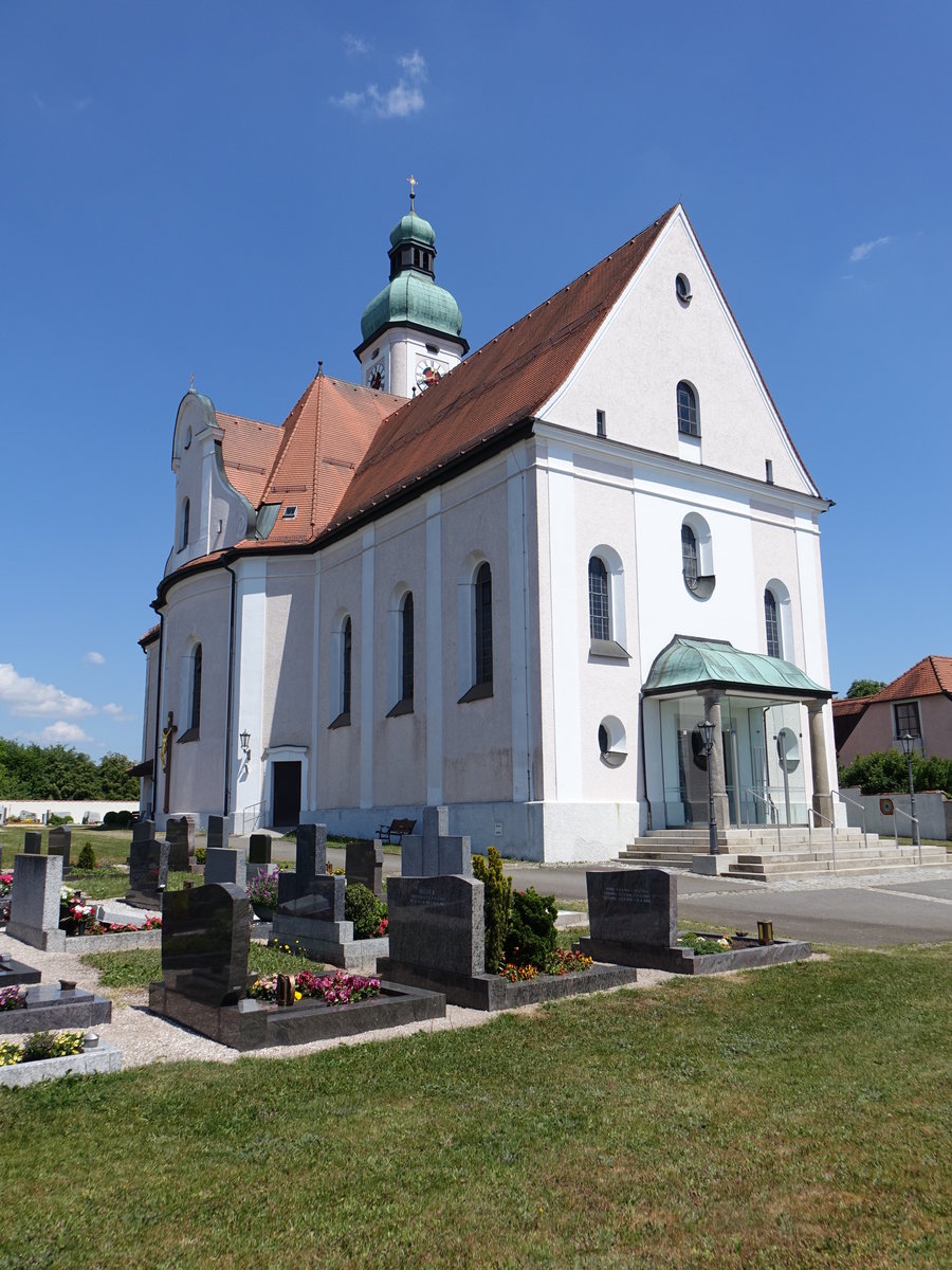 Neunkirchen bei Weiden, neubarocke Pfarrkirche St. Dionysius, verputzter Massivbau mit Satteldach, erbaut von 1910 bis 1912 durch Johann Schott (21.05.2018)