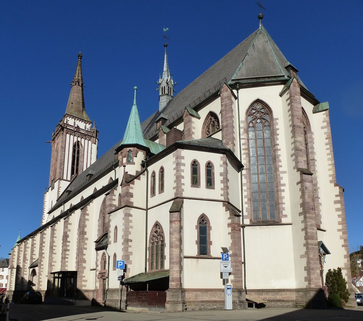 Neustadt, das St.Jakobusmnster von der Sd-Ost-Seite, erbaut 1897-1901 im sptgotischen Stil, Nov.2015