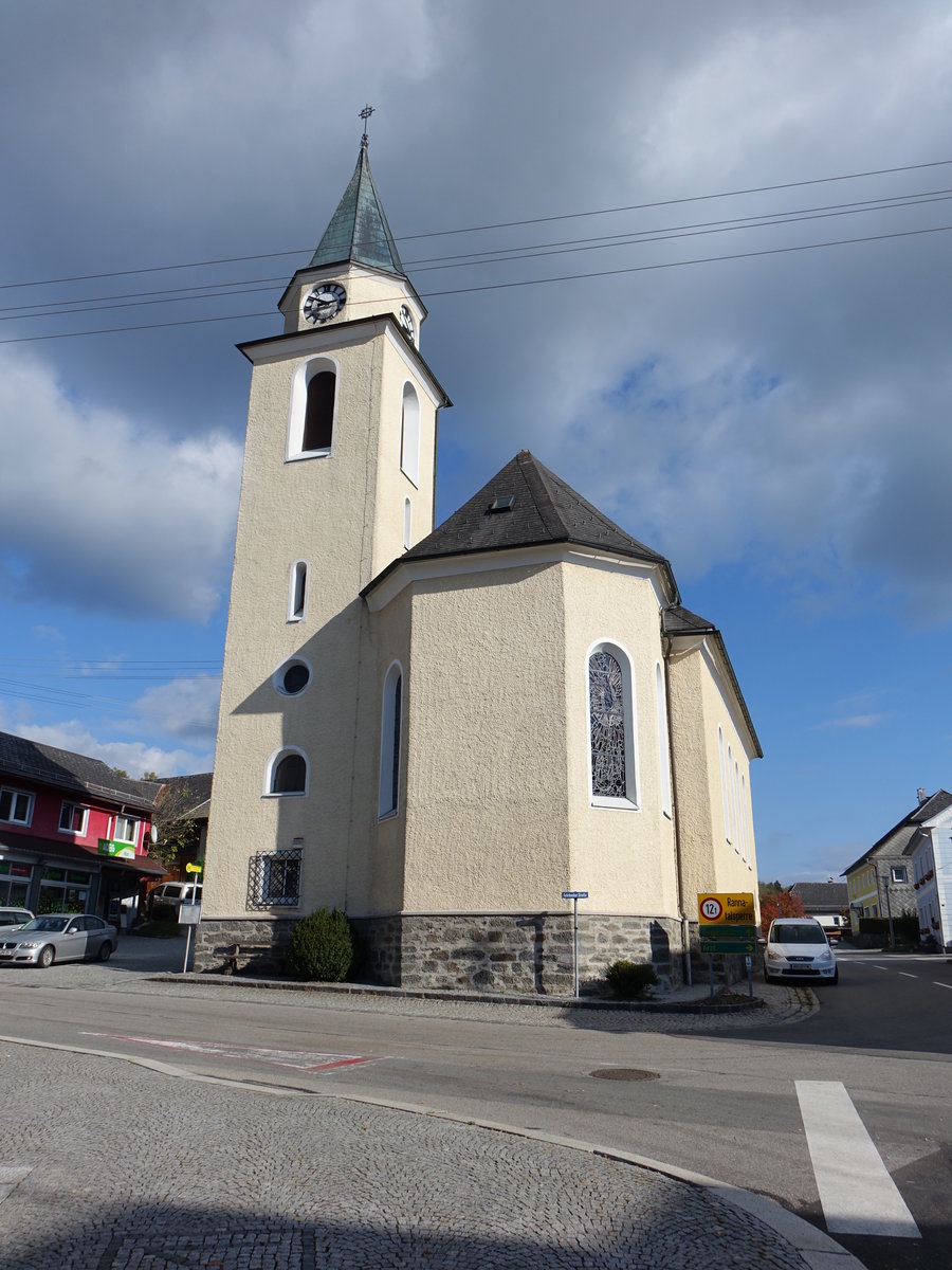 Neustift im Mhlkreis, kath. Pfarrkirche Maria Rosenkranzknigin, erbaut von 1948 bis 1950 nach Plnen von Hans Feichtlbauer (21.10.2018)