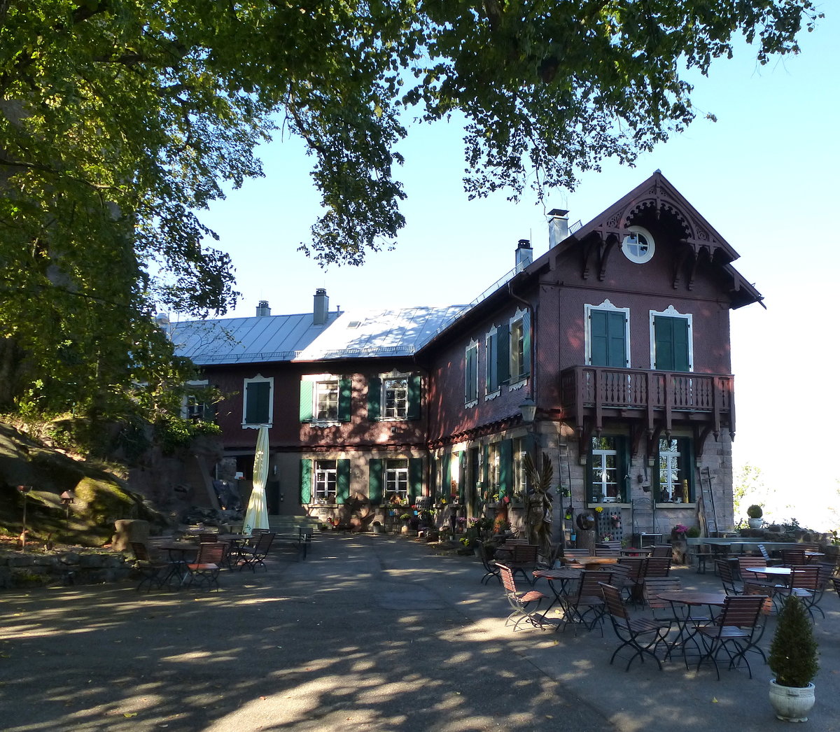 Neuweier, im Innenhof der Yburg steht die 1892 erbaute Gaststtte  Schweizerhaus , steht unter Denkmalschutz, Sept.2015