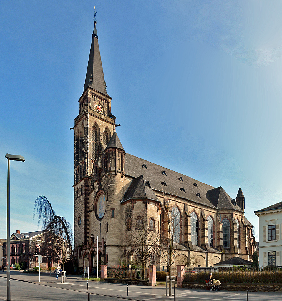 Neuwied - die mchtige St. Matthias-Kirche (Frontseite) - 04.03.2014