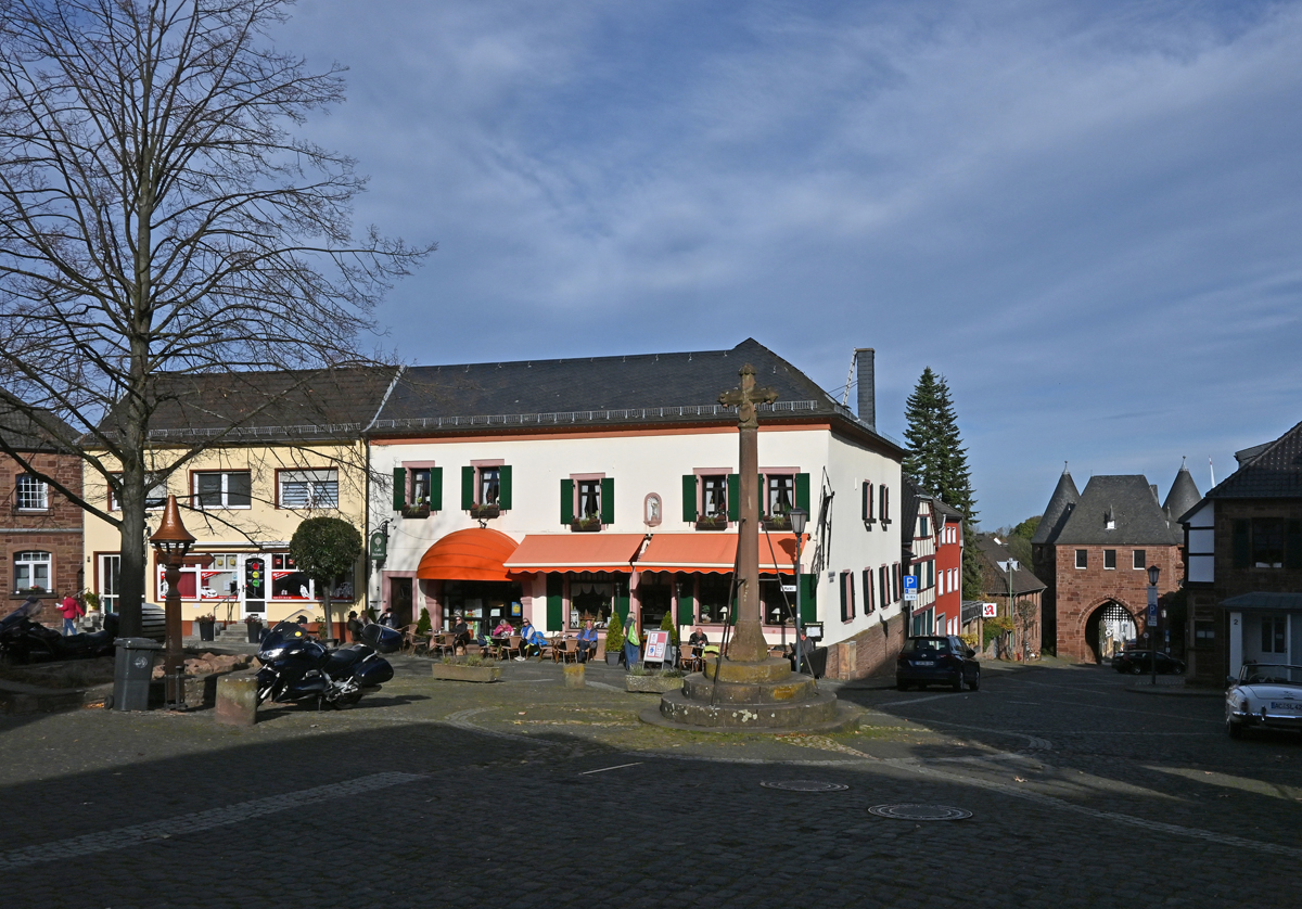 Nideggen - Cafe Dohmen am Markt und im Hintergrund das Drener Tor - 29.10.2021