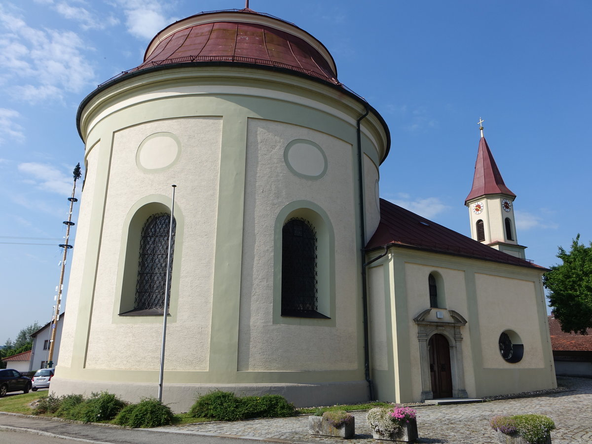 Niederachdorf, katholische Wallfahrtskirche Hl. Blut. Im Kern romanische Kapelle mit im Jahr 1700 angebauter Rotunde (02.06.2017)
