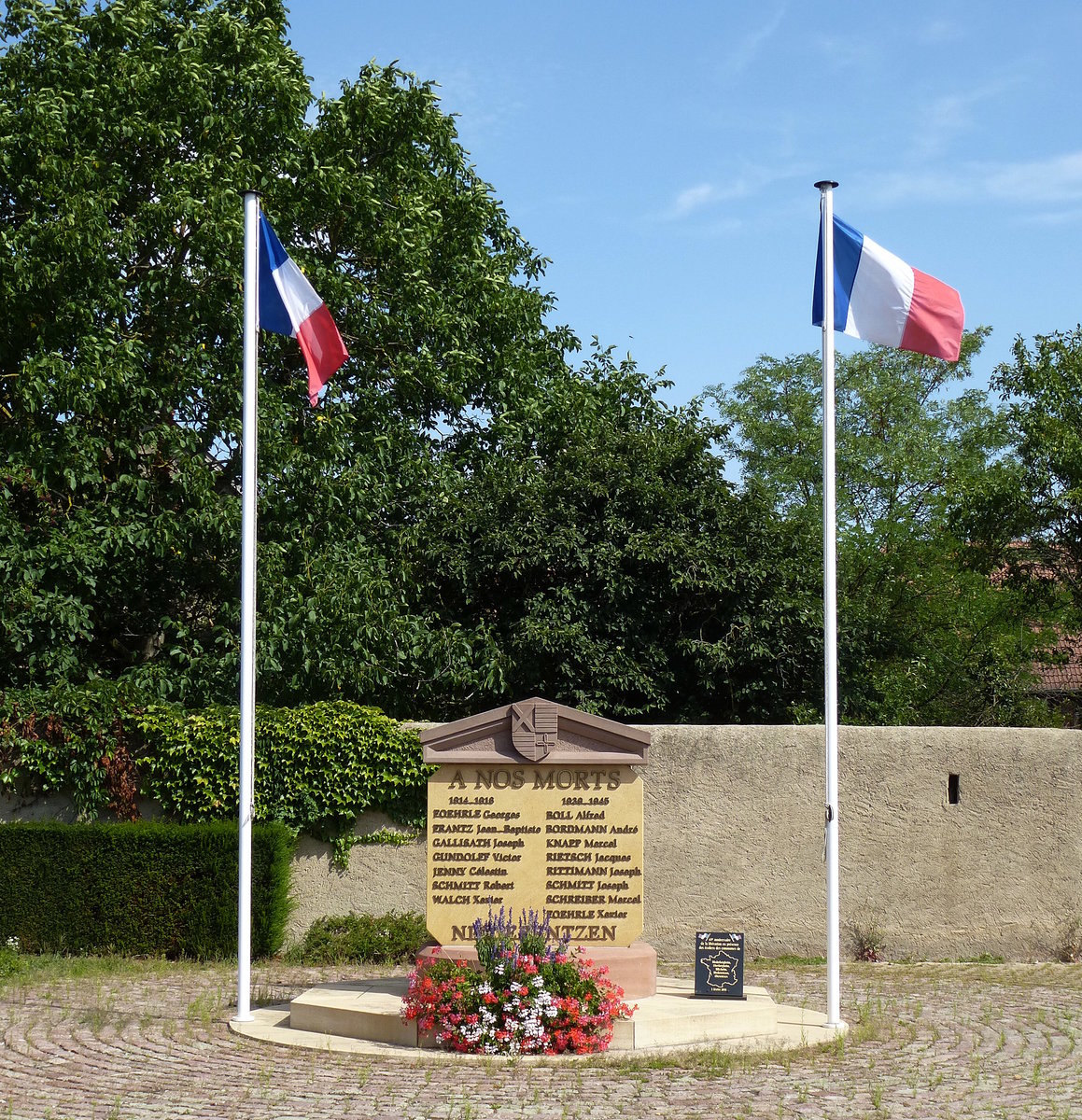 Niederentzen, Denkmal fr die Opfer der beiden Weltkriege, Aug.2017