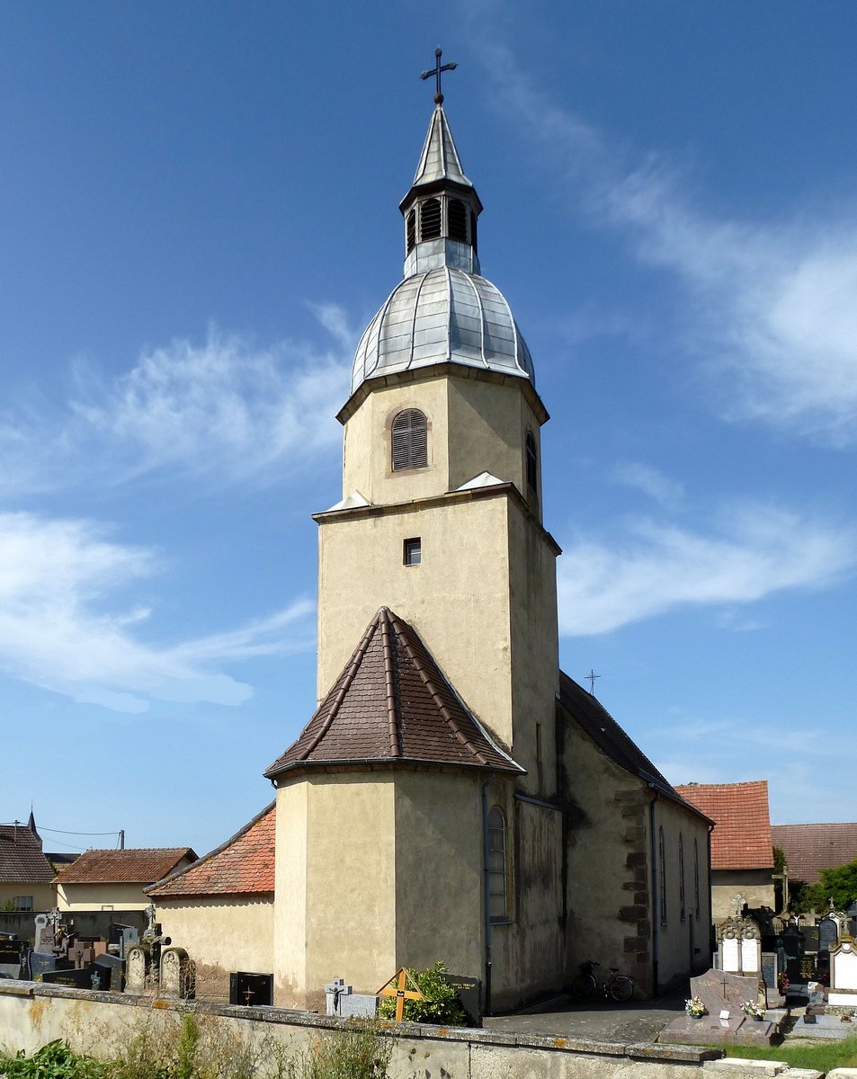 Niederentzen im Oberelsa, die Kirche St.Agathe, Blick auf Ostchor und Glockenturm, Aug.2017