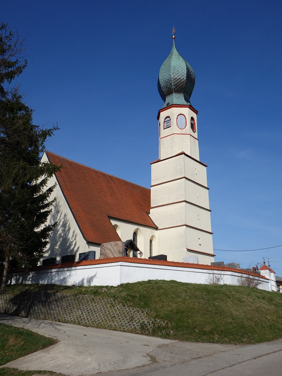 Niedergeislbach, Katholische Filialkirche St. Stephanus, sptgotischer Saalbau mit leicht eingezogenem polygonal schlieendem Chor und Chorflankenturm mit Zwiebelhaube, erbaut 1489 (25.03.2017)