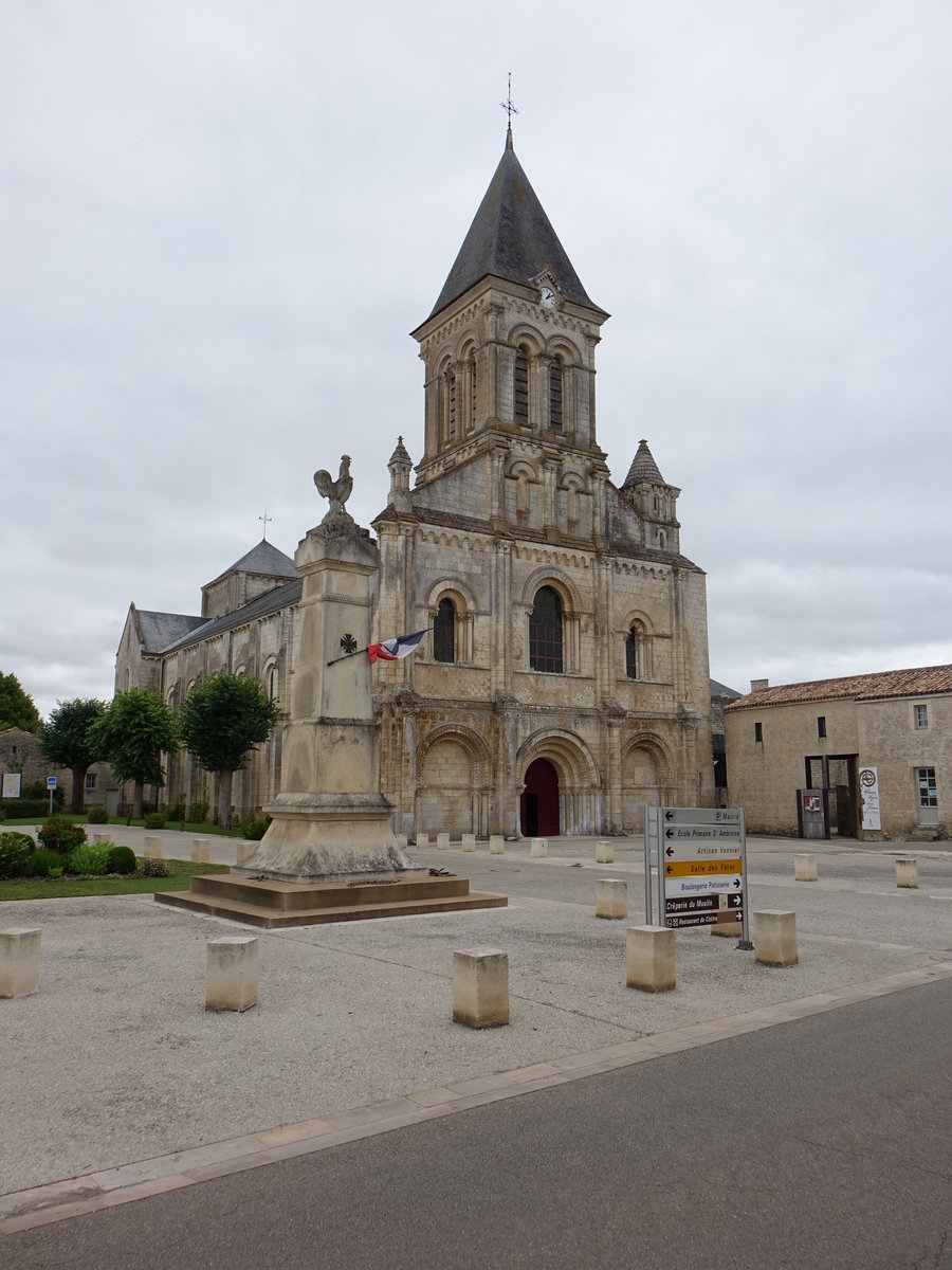 Nieul-sur-l’Autise, Abteikirche Saint-Vincent, erbaut im 11. Jahrhundert (13.07.2017)