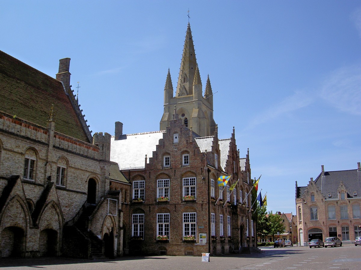 Nieuwpoort, Rathaus und Hofkirche am Marktplein (02.07.2014)