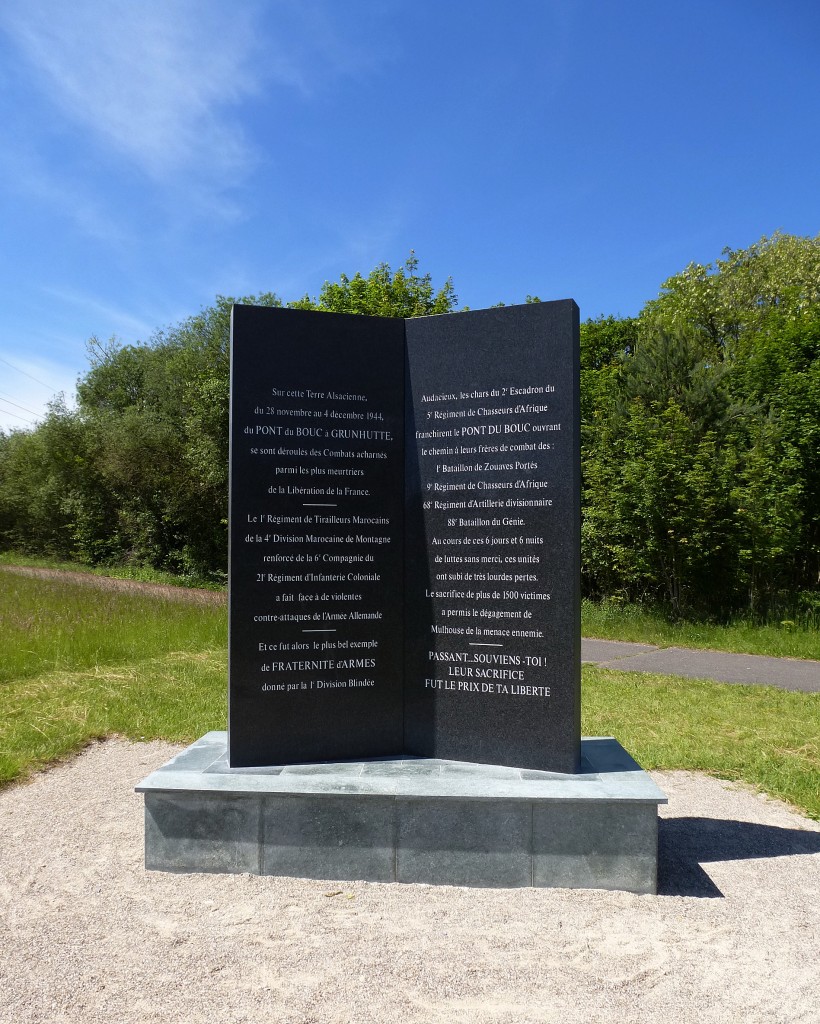 Niffer, nahe der Ortschaft steht am Rhein-Rhone-Kanal dieses Denkmal fr die Gefallenen des II.Weltkrieges, Mai 2014