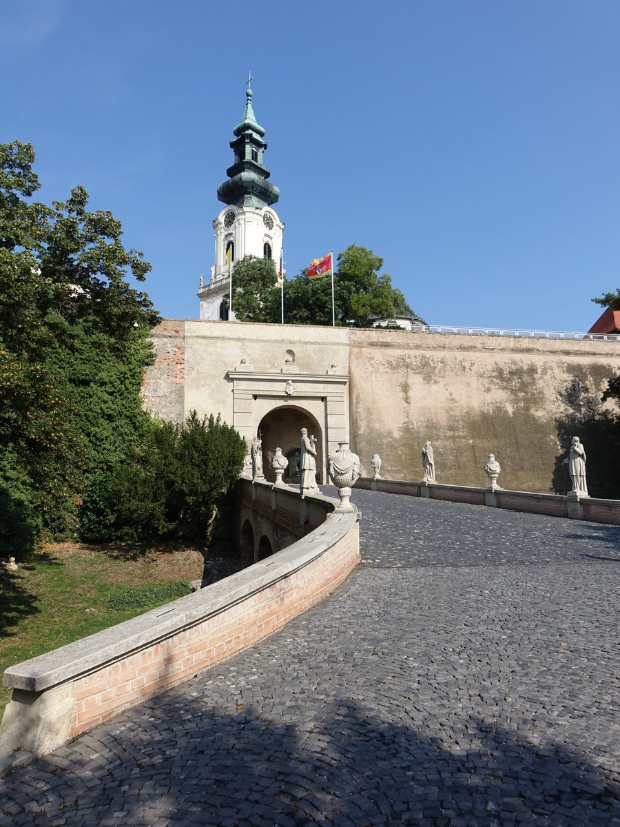 Nitra, Stadttor und Pfarrkirche St. Emmeran am Namesti Jana Pavla II. (28.08.2019)