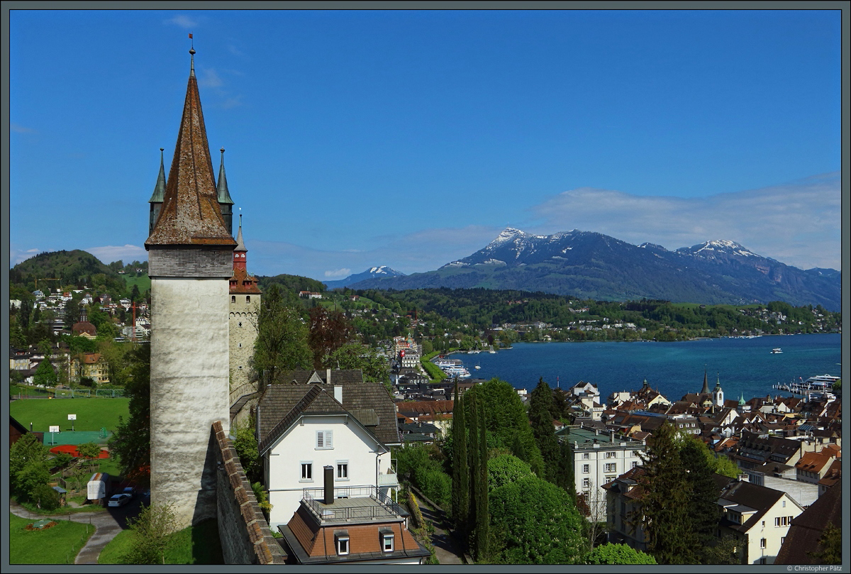 Nrdlich der Altstadt von Luzern ist die Stadtmauer erhalten geblieben. Hier sind der Luegislandturm und (dahinter) der Wachtturm zu sehen. Im Hintergrund erhebt sich der Rigi. (Luzern, 26.04.2022)