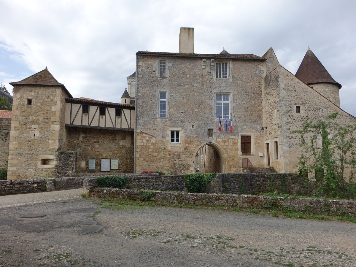 Nouaill-Maupertuis, Gebude der alten Abtei St. Junien, heute Rathaus (09.07.2017)