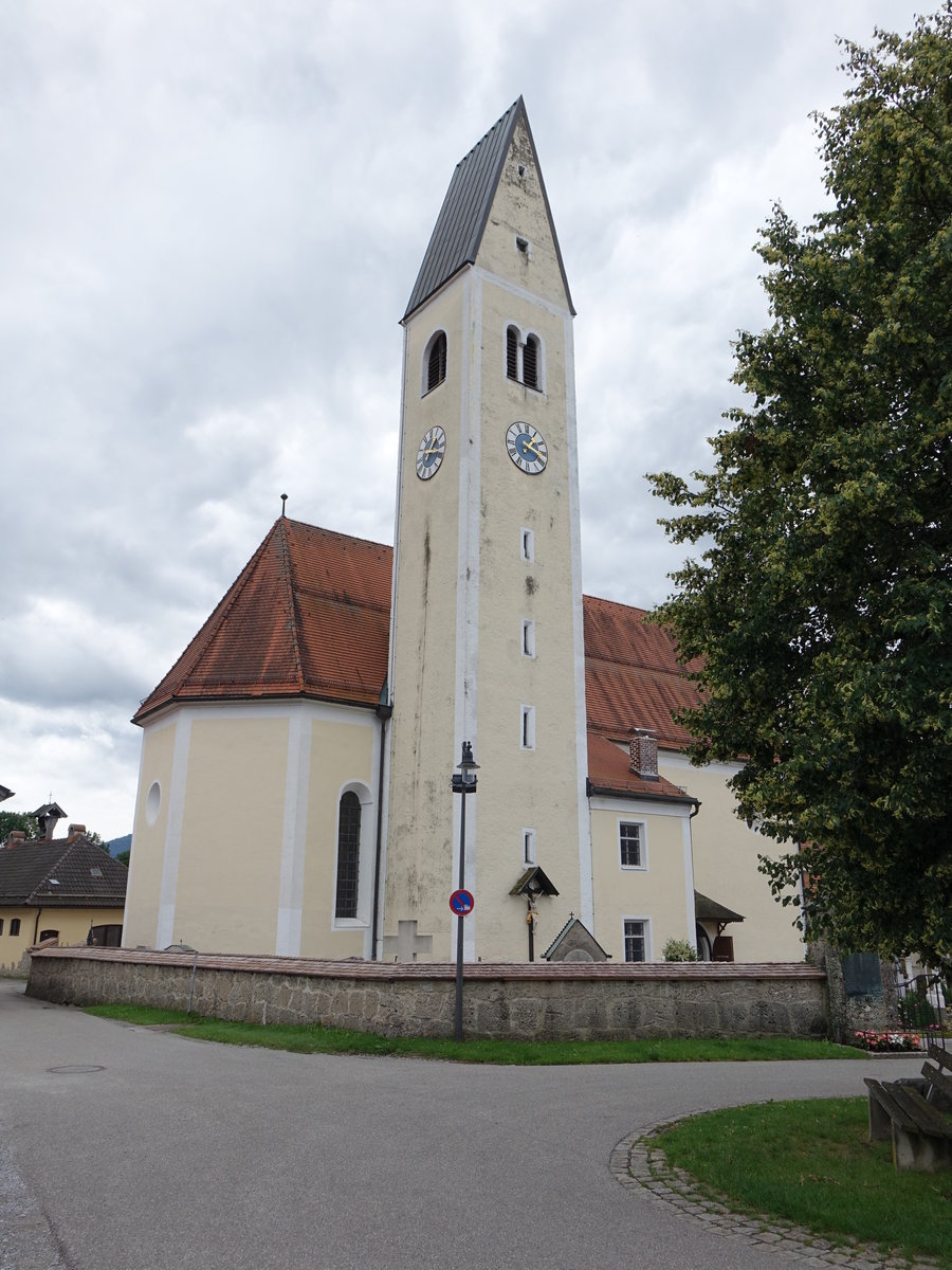 Nudorf am Inn, Pfarrkirche St. Vitus, sptgotischer, vierjochiger Saalbau mit dreiseitigem Schluss, erbaut im 15. Jahrhundert, 1720/30 barockisiert, 1923 verlngert (03.07.2016)
