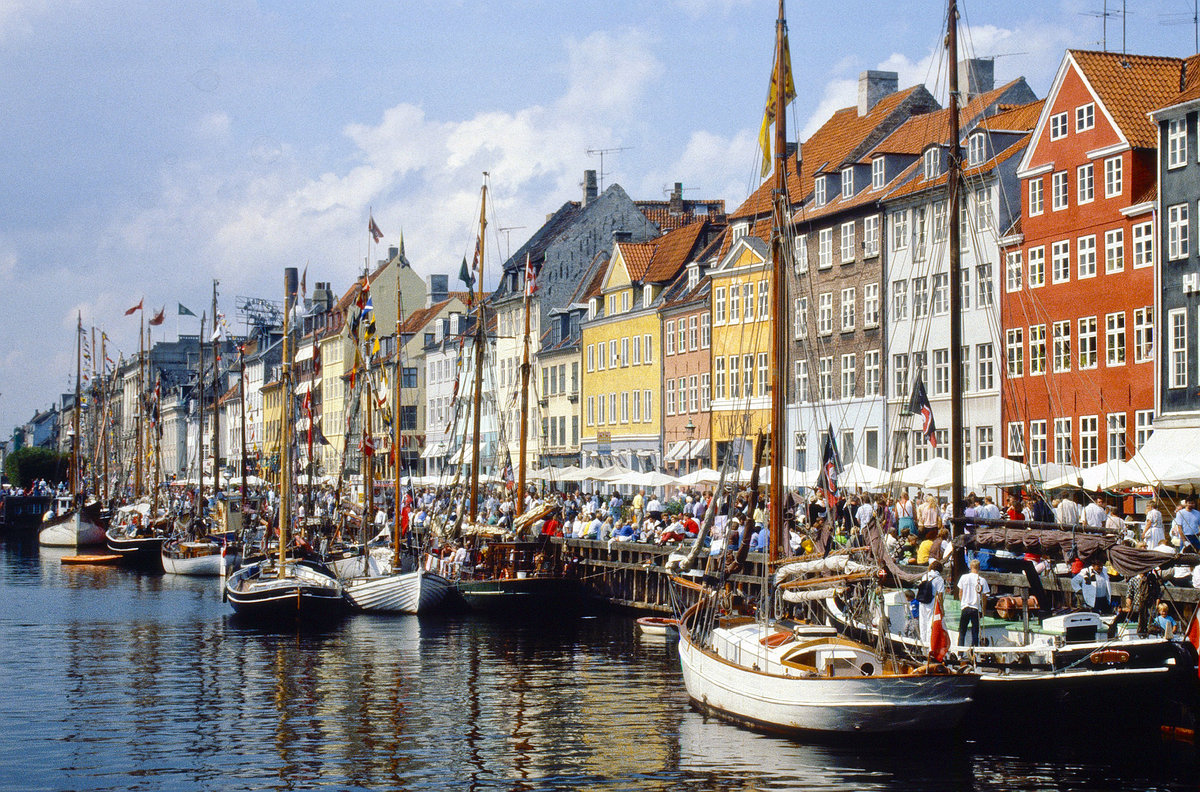 Nyhavn in Kopenhagen. Bild vom Dia. Aufnahme: Juli 1989.