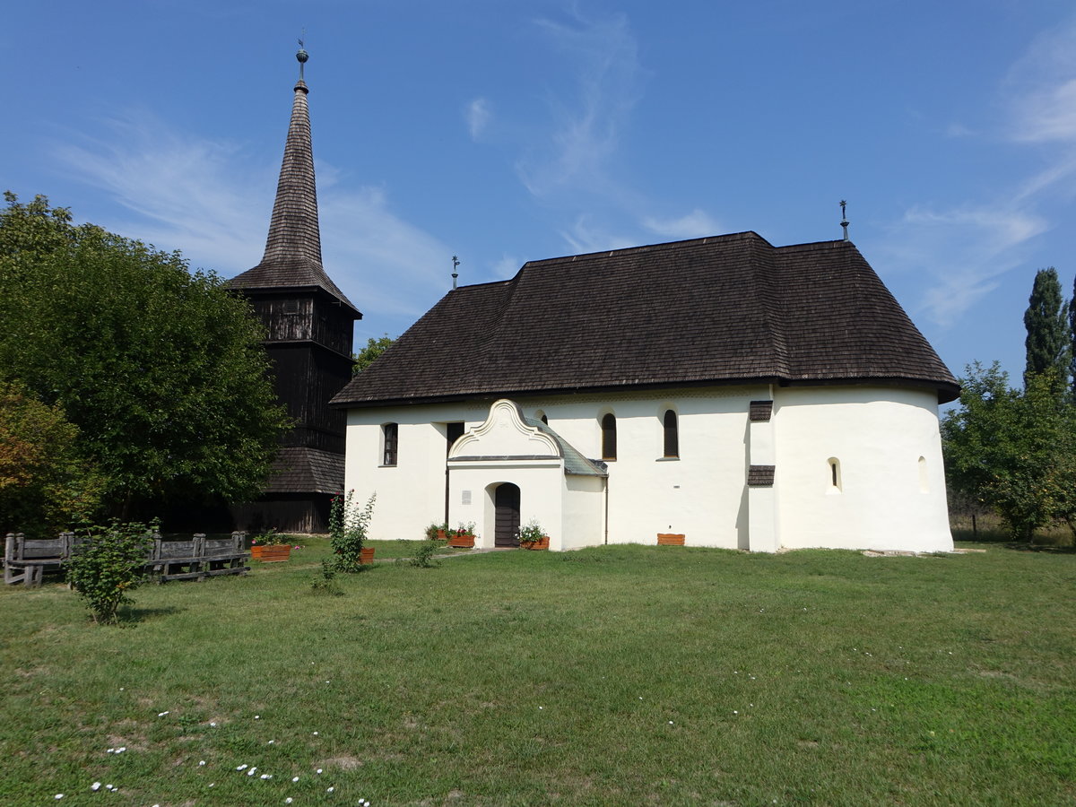 Nyirmihaldydi, der sptromanische Bau der Ref. Kirche aus der 2. Hlfte des 13. Jahrhundert wurde im 18. Jahrhundert durch einen Westanbau und eine Sdvorhalle erweitert. Der hlzerne Glockenturm stammt von 1872 (08.09.2018)