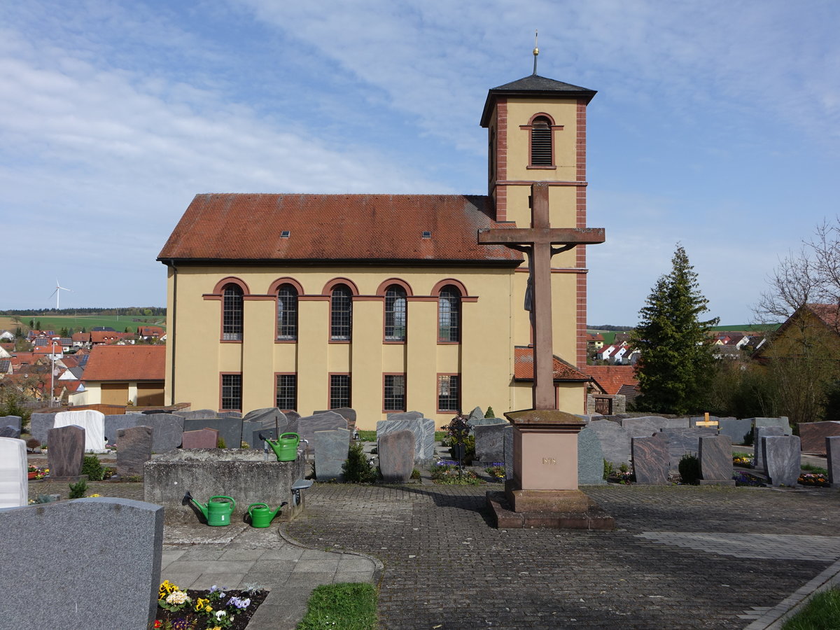 Oberaltertheim, Evangelisch-lutherische Pfarrkirche, Saalbau mit Satteldach, dreigeschossigem Chorturm und Sakristeianbau, klassizistisch, erbaut 1828 (15.04.2018)