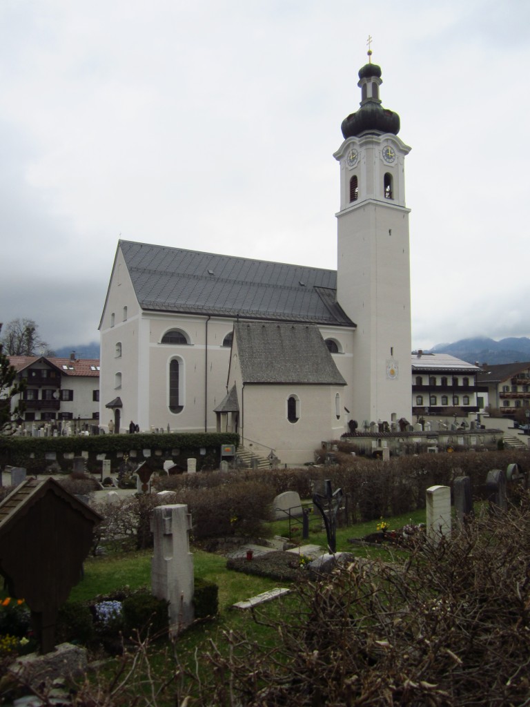 Oberaudorf, Pfarrkirche Maria Himmelfahrt, Saalbau mit Satteldach, Sdturm mit 
Welscher Haube, Kirche erbaut im 15. Jahrhundert, 1831 nach Brand erneuert (06.04.2012)