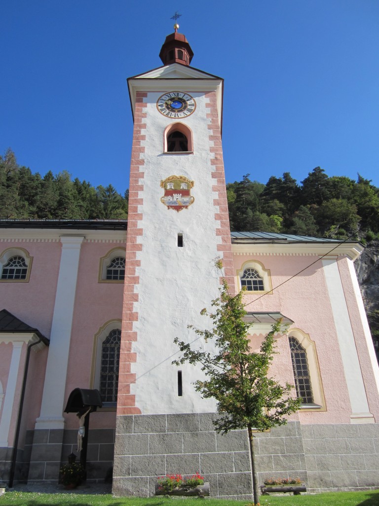 Oberdrauburg, Pfarrkirche St. Oswald, erbaut von 1805 bis 1812 durch die Gebrder 
Michael und Paul Kfler, gotischer Turm von der Vorgngerkirche (19.09.2014)