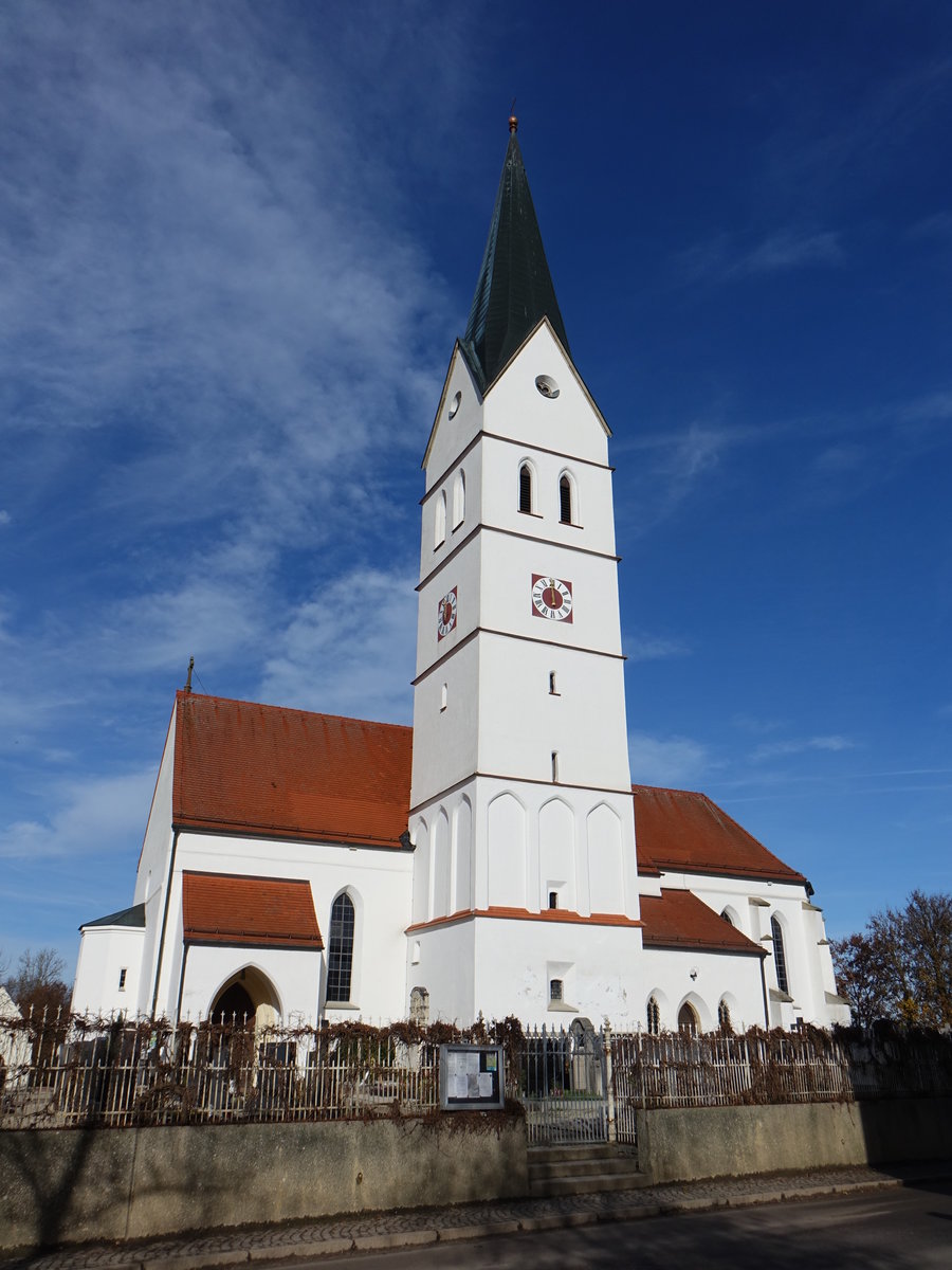 Oberhausen, kath. Pfarrkirche Maria Himmelfahrt, Saalkirche mit eingezogenem Chor und Sdturm, erbaut im 15. Jahrhundert (21.11.2016)