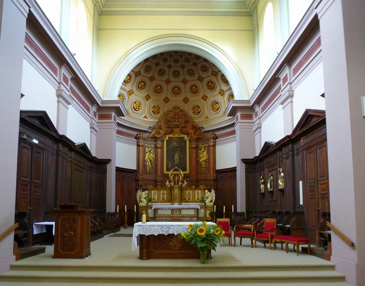 Oberhergheim, der Chorraum mit dem Hauptaltar in der Kirche St.Leodegar, Aug.2017