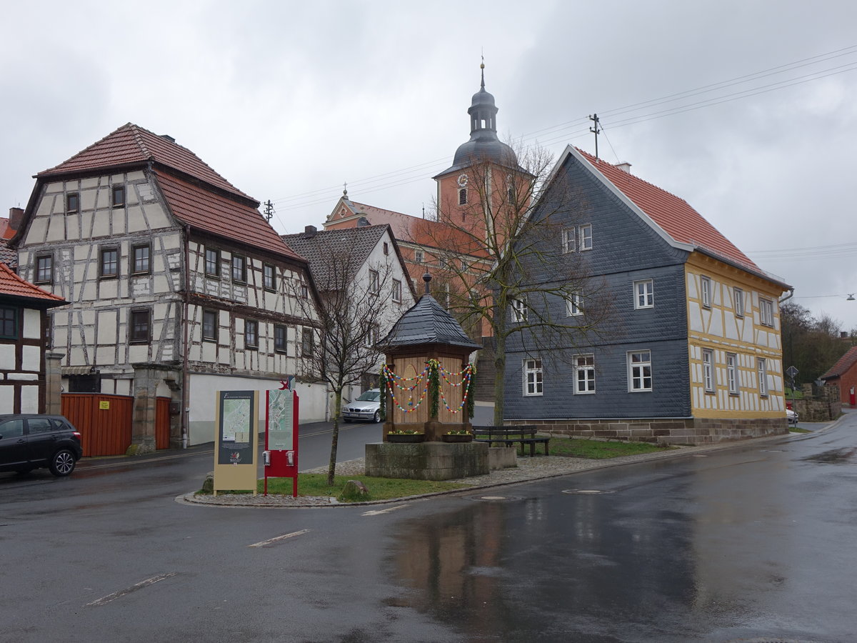 Oberlauringen, Ev. Hl. Kreuz Kirche und Rathaus am Planplatz (25.03.2016)