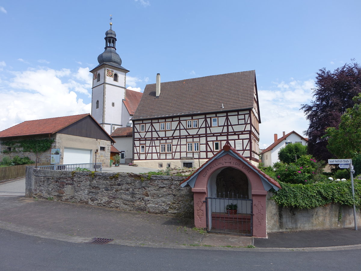 Oberleichtersbach, Pfarrhof und St. Petrus Kirche am Kirchberg, Kirche erbaut im 17. Jahrhundert (27.05.2019)