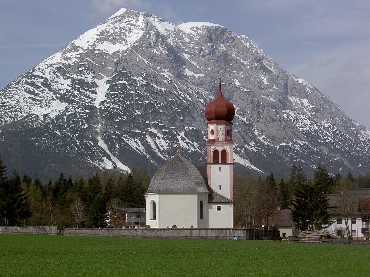 Oberleutasch, Pfarrkirche St. Maria Magdalena, erbaut von 1820 bis 1821 durch den Baumeister Franz Sie (30.04.2013)