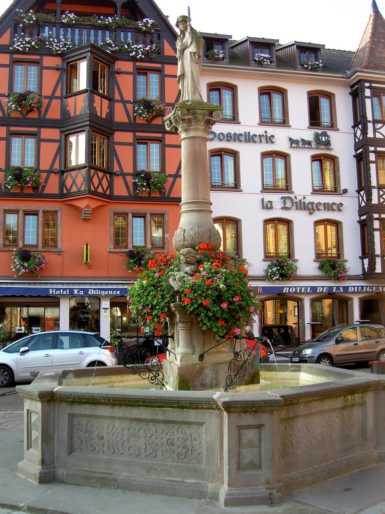 Obernai, Brunnen von 1904 am Place du Marche (04.10.2014)