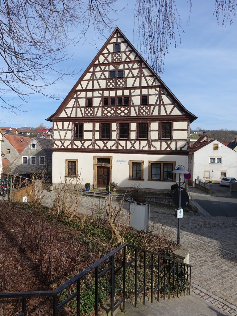Obernbreit, ehemaliges Amtshaus in der Wrzburger Strae, Giebelbau mit Fachwerkobergeschoss, erbaut 1798 (09.03.2015)