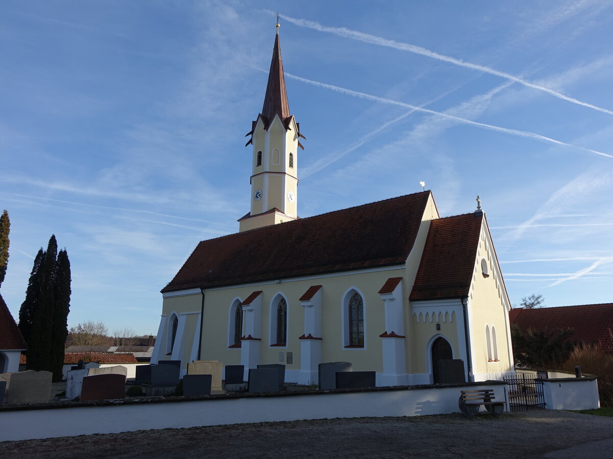 Oberneuhausen, Pfarrkirche St. Peter und Paul, sptgotischer Chor erbaut im 15. Jahrhundert, Kirchenschiff erweitert im 19. Jahrhundert (26.12.2015)