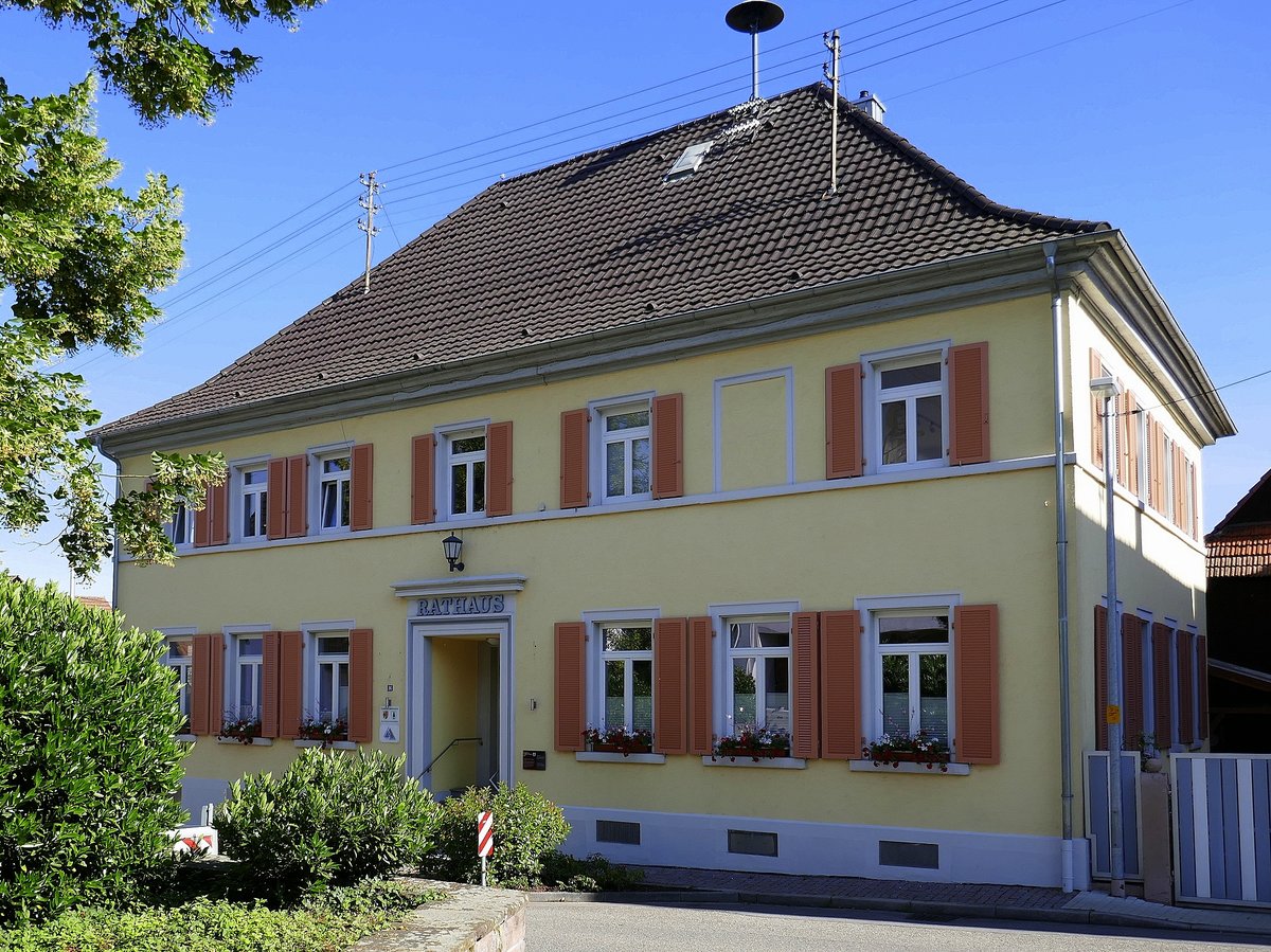 Oberschopfheim, das Gebude wurde 1834 als Schulhaus erbaut, ab 1914 als Rathaus der ca. 2800 Einwohner zhlenden Gemeinde bis heute genutzt, Juni 2020