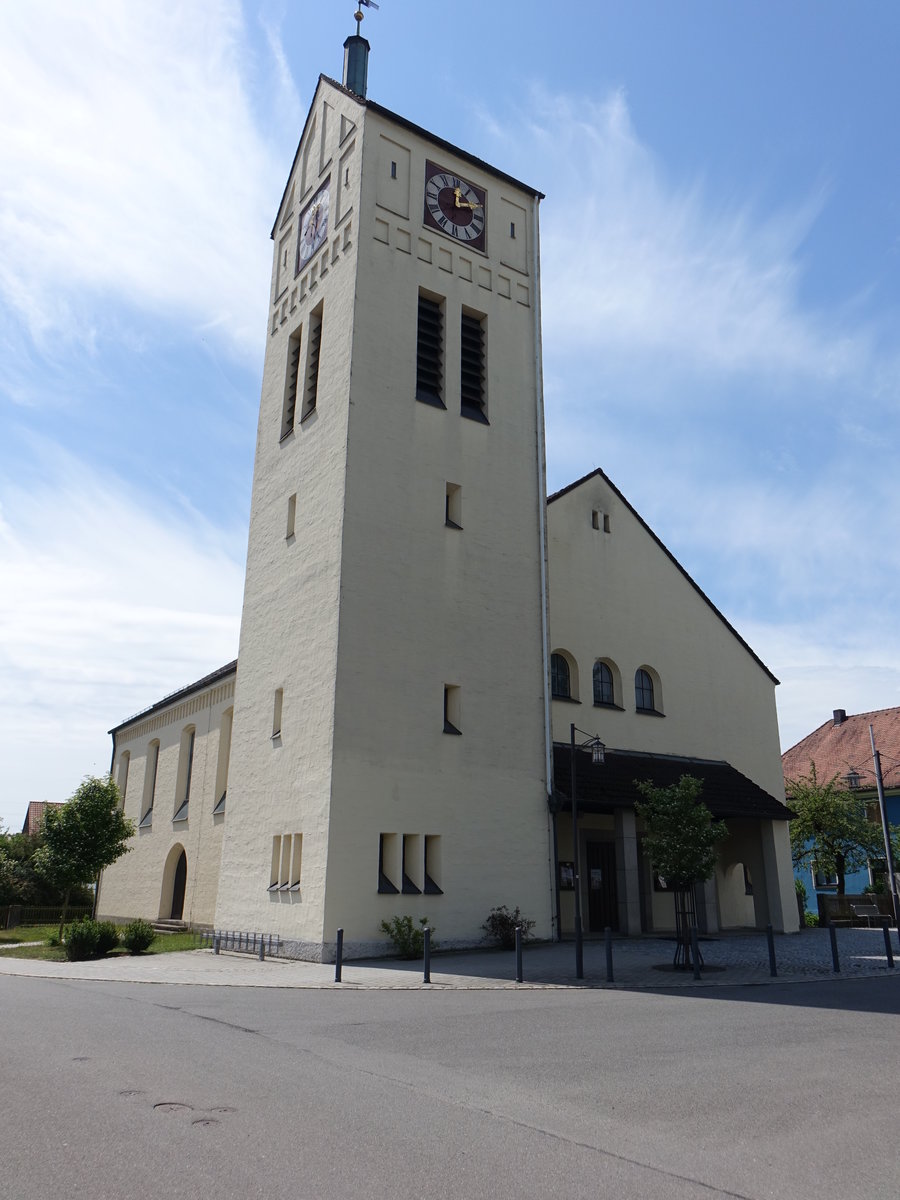 Oberwildenau, Pfarrkirche St. Michael, erbaut von 1950 bis 1952 durch den Architekten Franz Gnthner (20.05.2018)