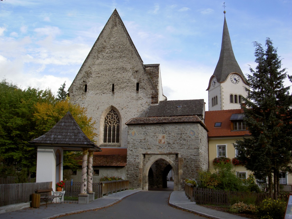 Oberwlz, Hintereggertor und Spitalkirche St. Sigismund, rechts der Turm der St. Martin Kirche (01.10.2013)