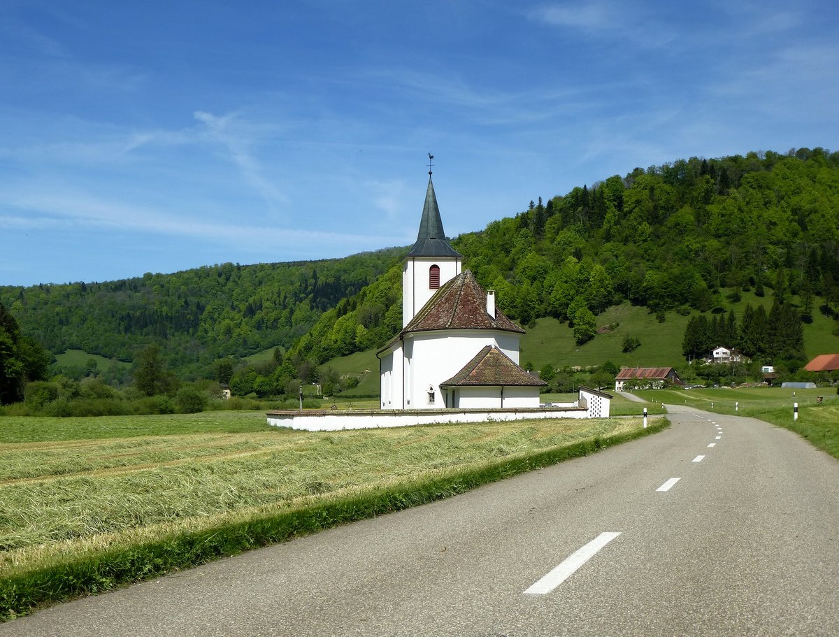 Ocourt, nahe dem Weiler La Motte steht auf freiem Feld im Doubstal die Kirche Saint-Valbert, erbaut 1641, Mai 2017