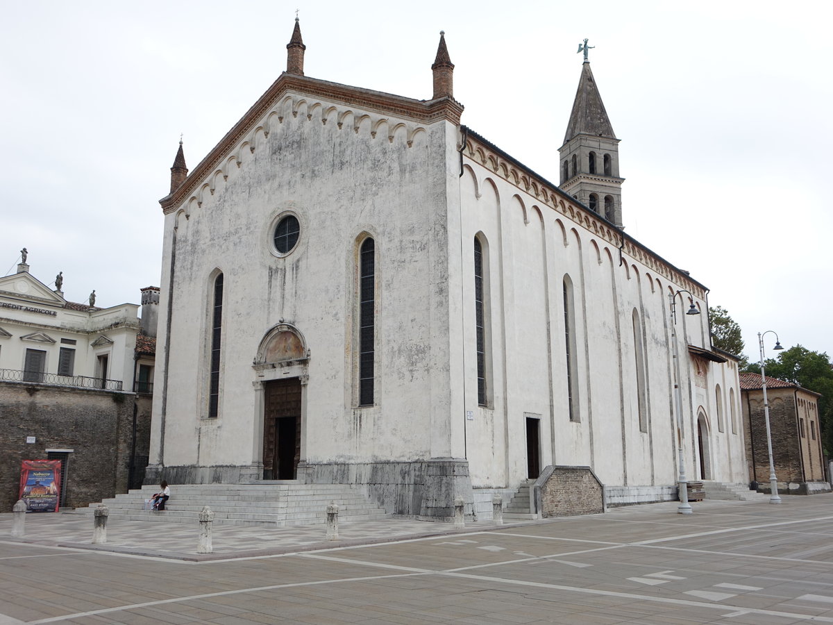 Oderzo, Dom St. Giovanni Battista, erbaut im 14. Jahrhundert im gotischen Stil, im 17. Jahrhundert Anbau der Seitenkapellen, schlichte Fassade mit Renaissanceportal (18.09.2019)
