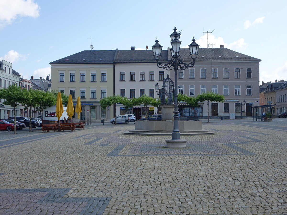 Oelsnitz/Vogtland, Gebude und Sperkenbrunnen am Markt (22.07.2023)