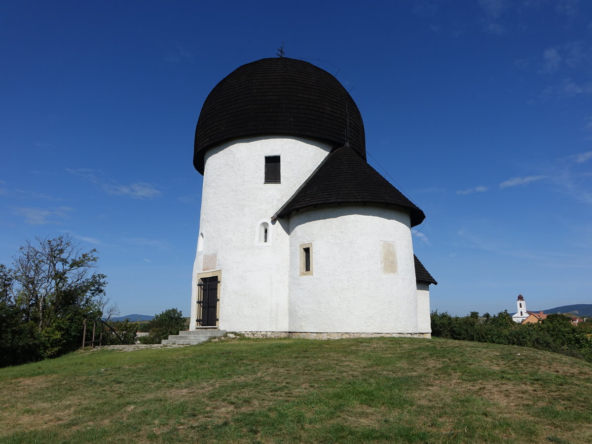 sk, romanische Rotunde mit pilzfrmigen Kuppeldach, erbaut im 11. Jahrhundert (27.08.2018)