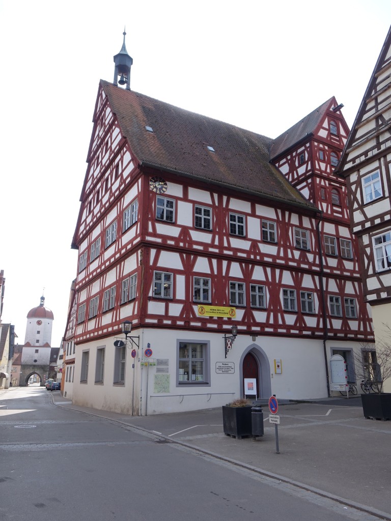 Oettingen, Rathaus in der Schlostrae, Dreigeschossiger Satteldachbau mit gemauertem Erdgeschoss, erbaut 1431, Obergeschoss von 1480 (18.03.2015)