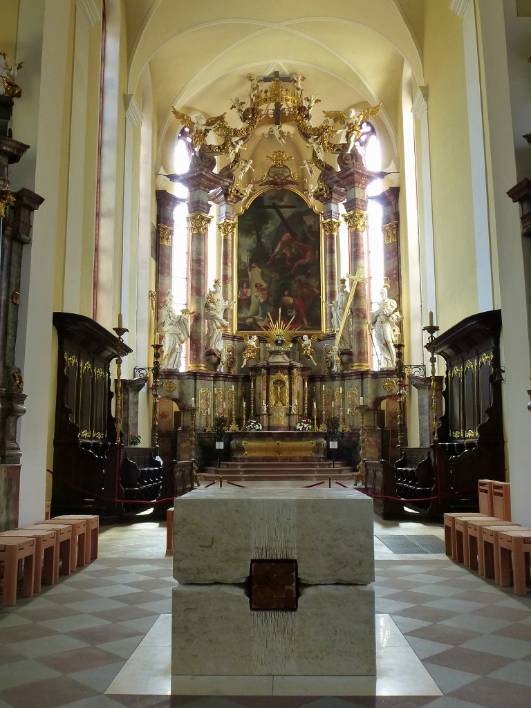 Offenburg, Chorraum mit Chorgesthl und Hochaltar in der Hl.-Kreuz-Kirche, Juni 2013