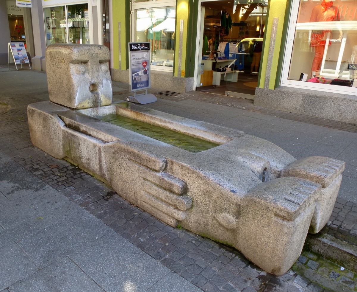 Offenburg,  Der liegende Mann , ein vier Tonnen schwerer Brunnen aus Bhlertler Granit, 1989 aufgestellt, Juni 2013