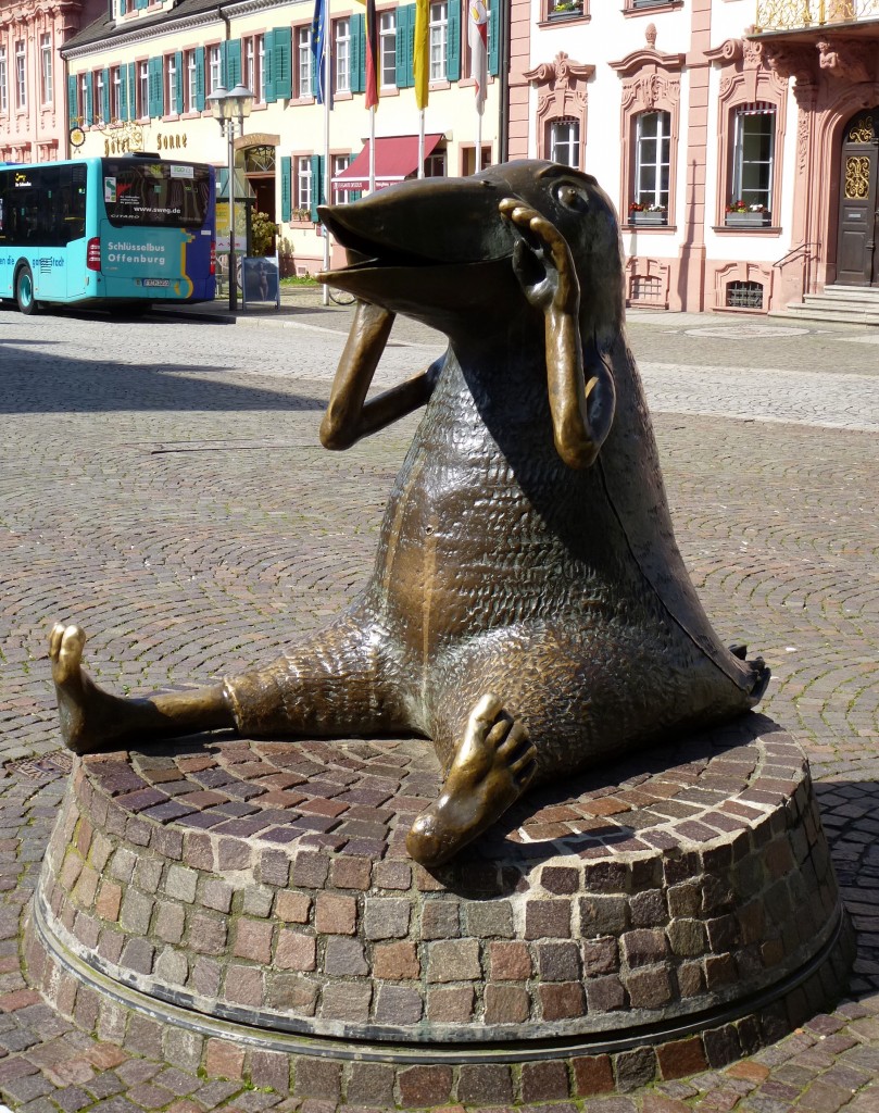 Offenburg, von diesen lustigen Vogelwesen sitzen zwei am Rathausplatz, Juni 2013