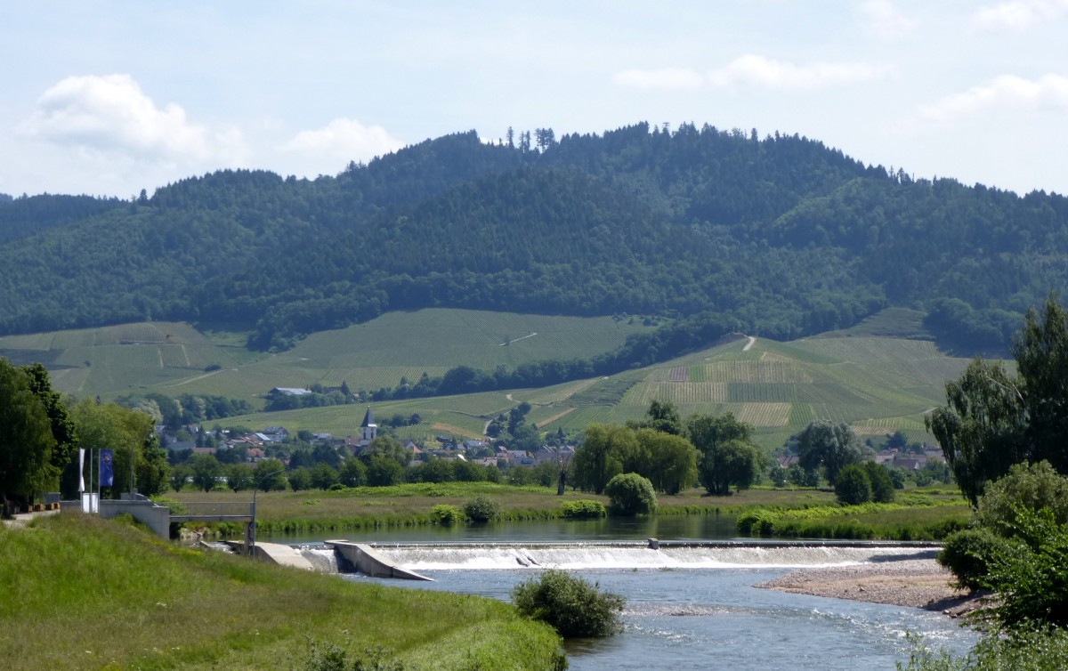 Offenburg, das Groe Deichwehr mit der Fischtreppe an der Kinzig, vor den Toren der Stadt, Juni 2013