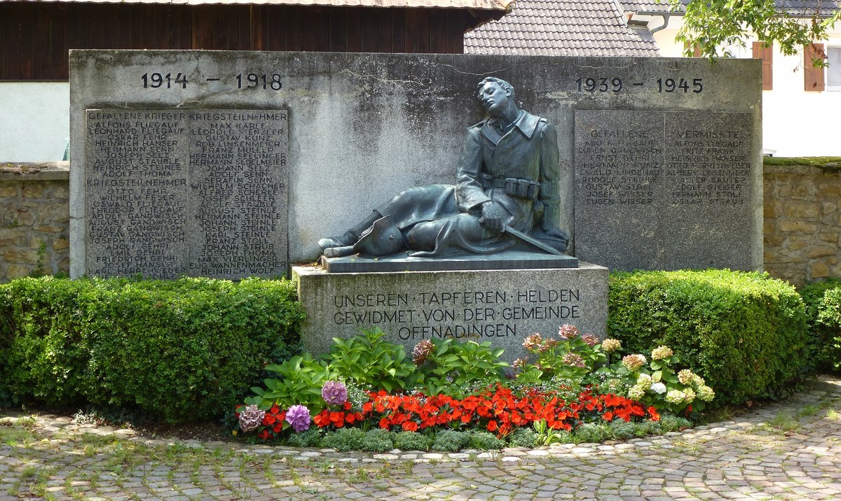 Offnadingen, Denkmal fr die Opfer der beiden Weltkriege vor der Pfarrkirche, Aug.2017