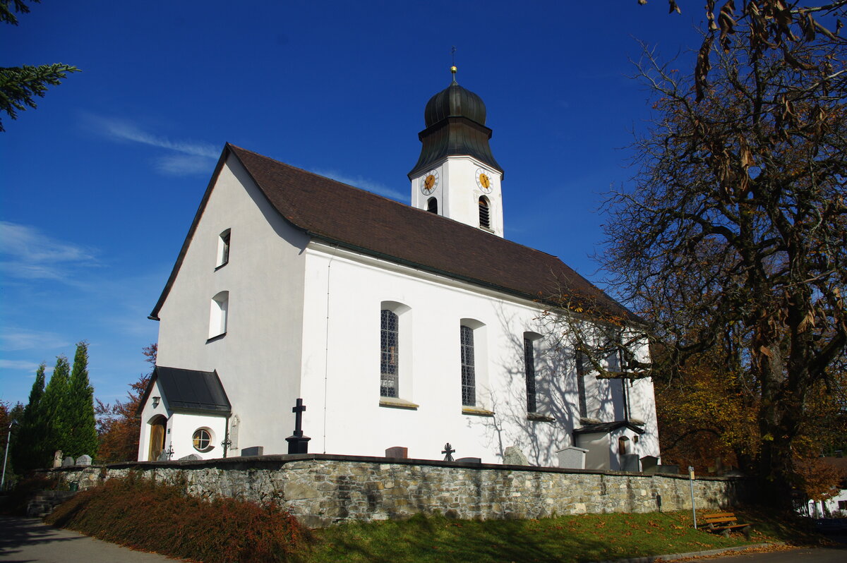 Ofterschwang, Pfarrkirche St. Alexander, barocker Saalbau mit eingezogenem Chor und nrdlichem Turm, erbaut von 1755 bis 1756 (01.11.2011)