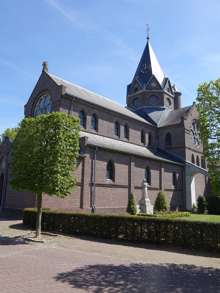 Ohe-en-Laak, Kath. Kirche zu unseren lieben Frau, erbaut von 1865 bis 1867 durch AC. Bolsius, Anbau von 2 Kapellen 1918 (05.05.2016)