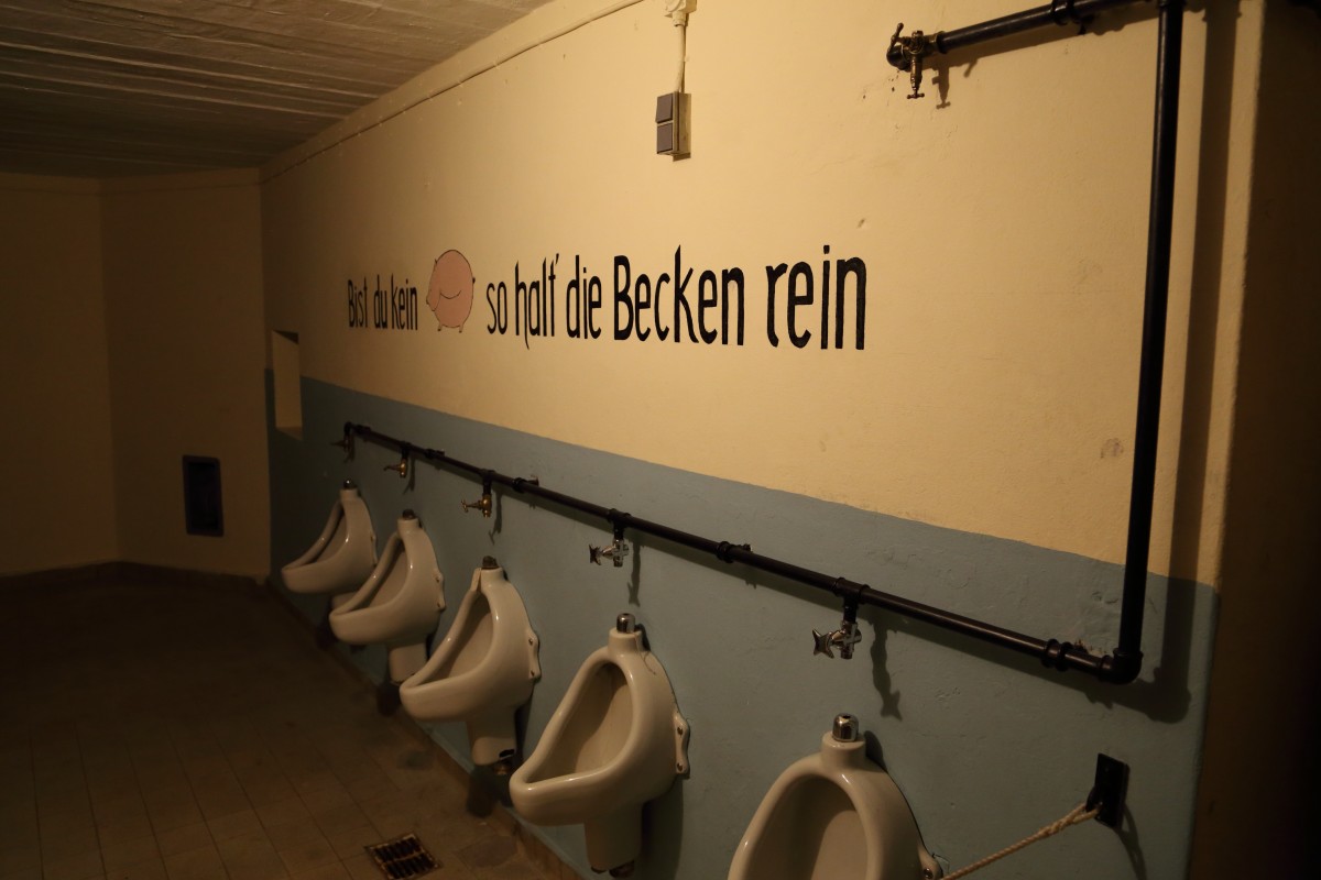Ohne Worte!! (Sanitranlage im Geschtzbunker der ehemaligen Festung Hanstholm, welche heute zum Museumscenter in Hanstholm gehrt. Die Aufnahme entstand am 17.04.2014.)