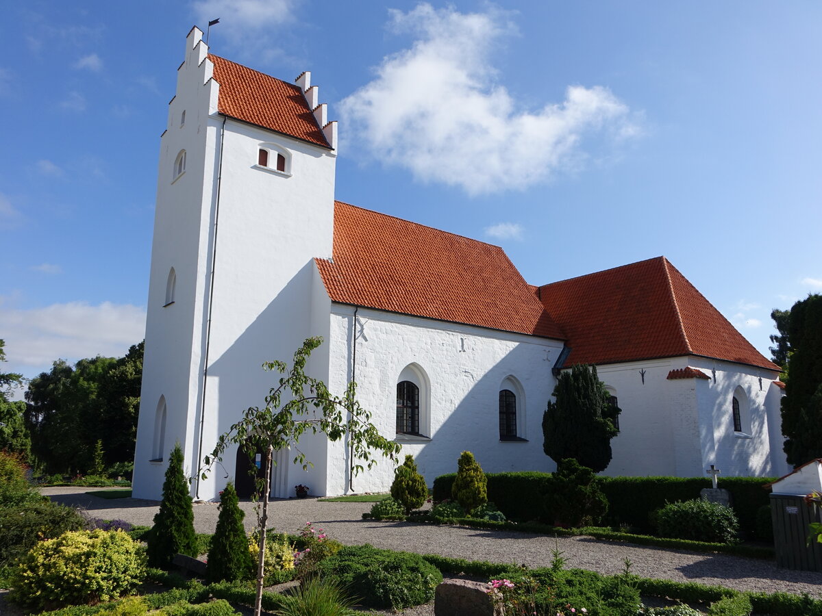 Orslev, evangelische St. Johannes Kirche, romanische Kirche aus quadratischen Felsbrocken, erbaut ab 1325 (17.07.2021)