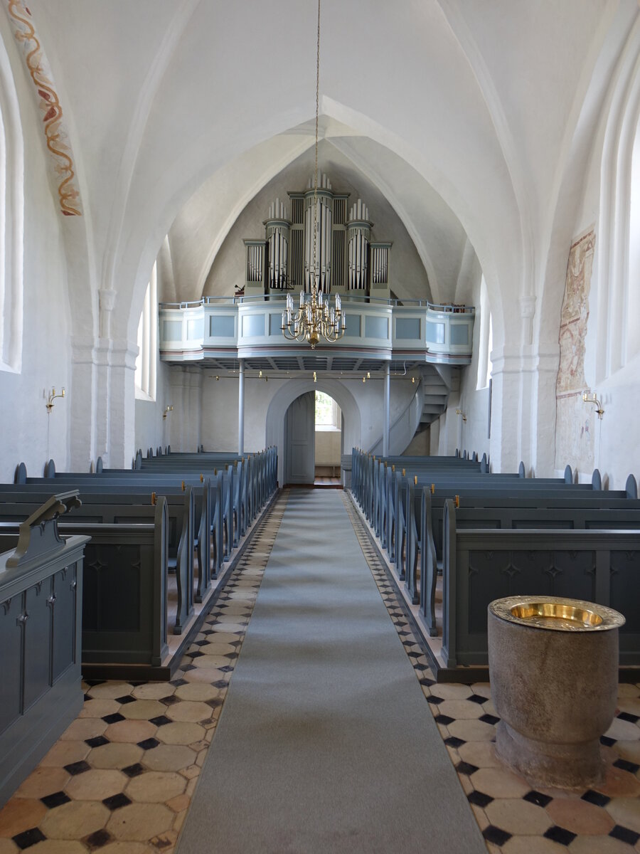 Orslev, Orgelempore und Taufstein in der St. Johannes Kirche (17.07.2021)